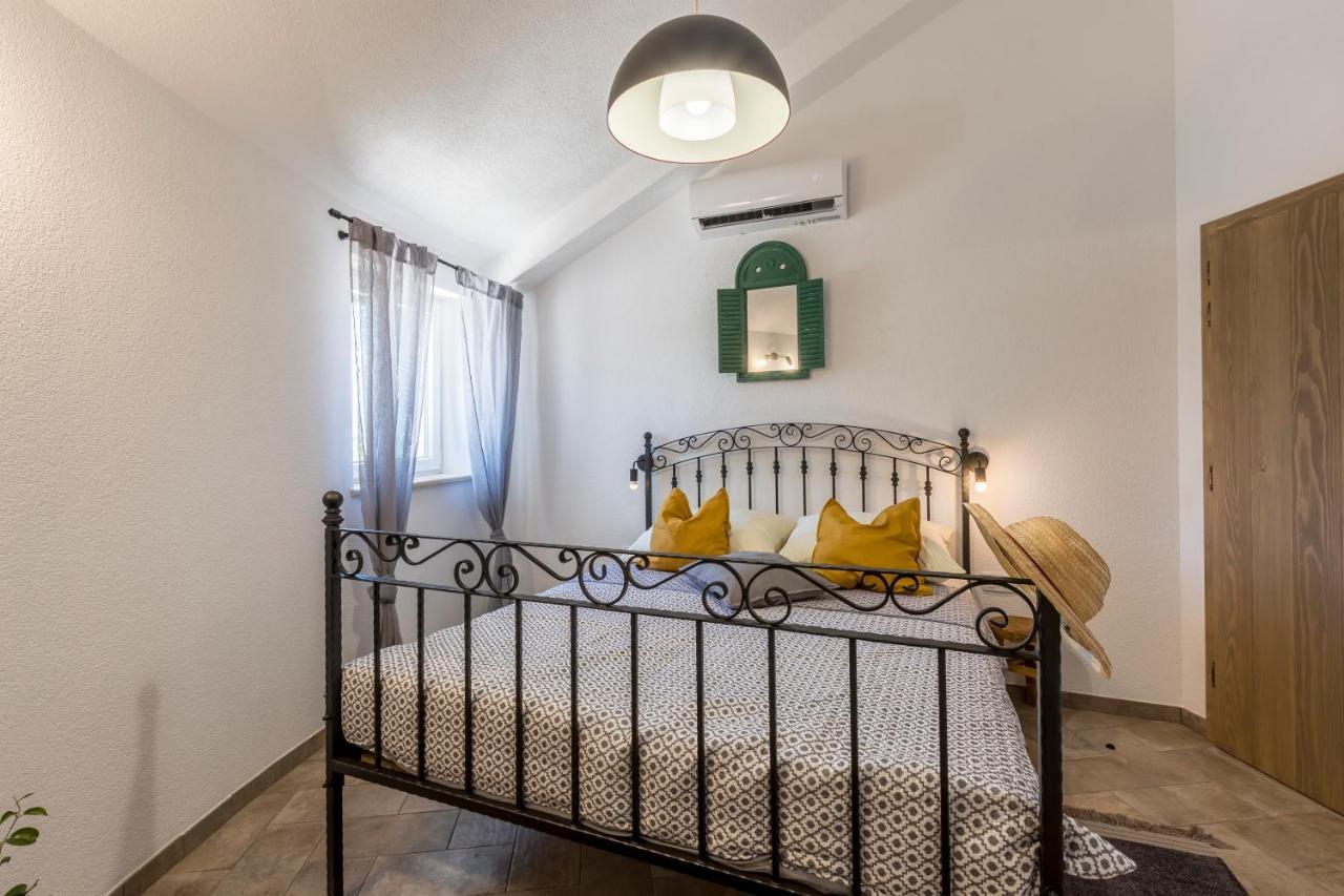 Island Getaway - Heritage House Mirca  Екстер'єр фото