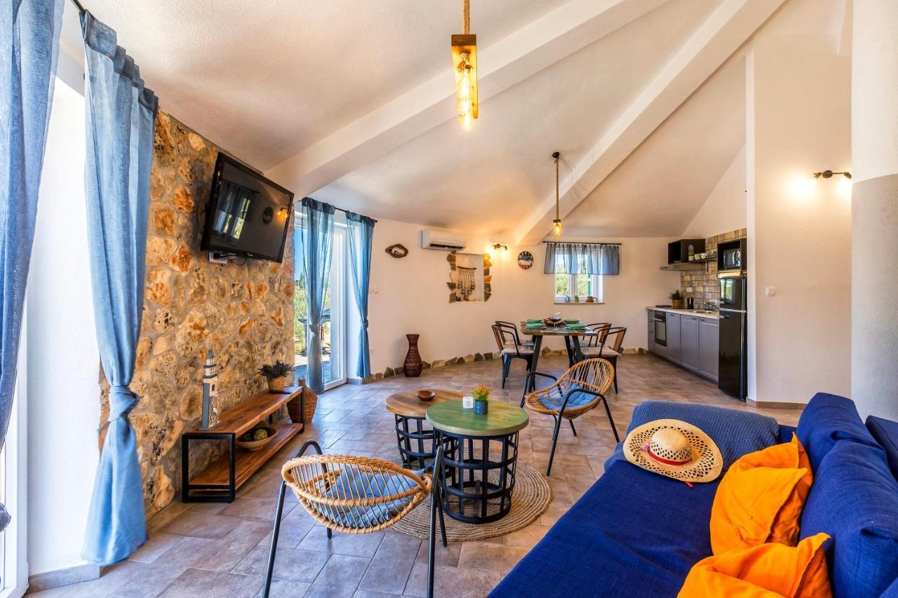 Island Getaway - Heritage House Mirca  Екстер'єр фото
