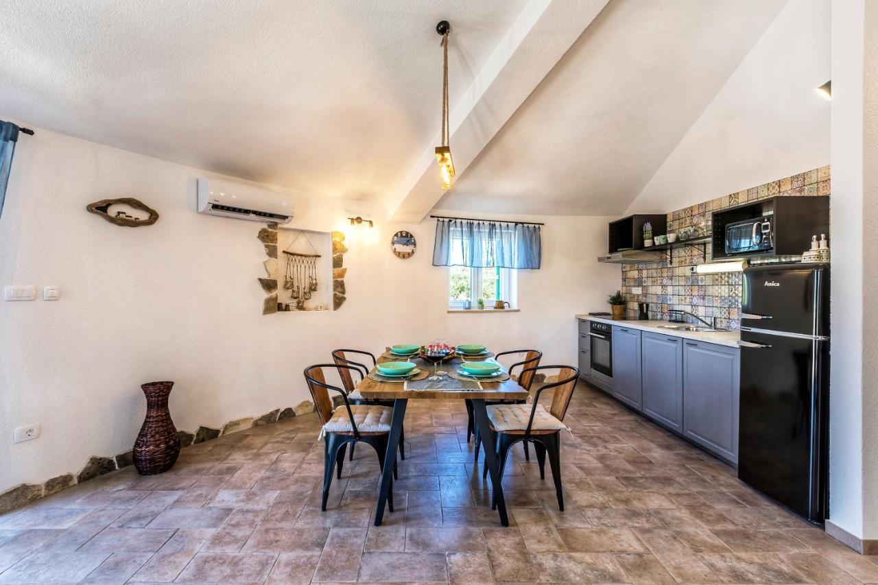 Island Getaway - Heritage House Mirca  Екстер'єр фото